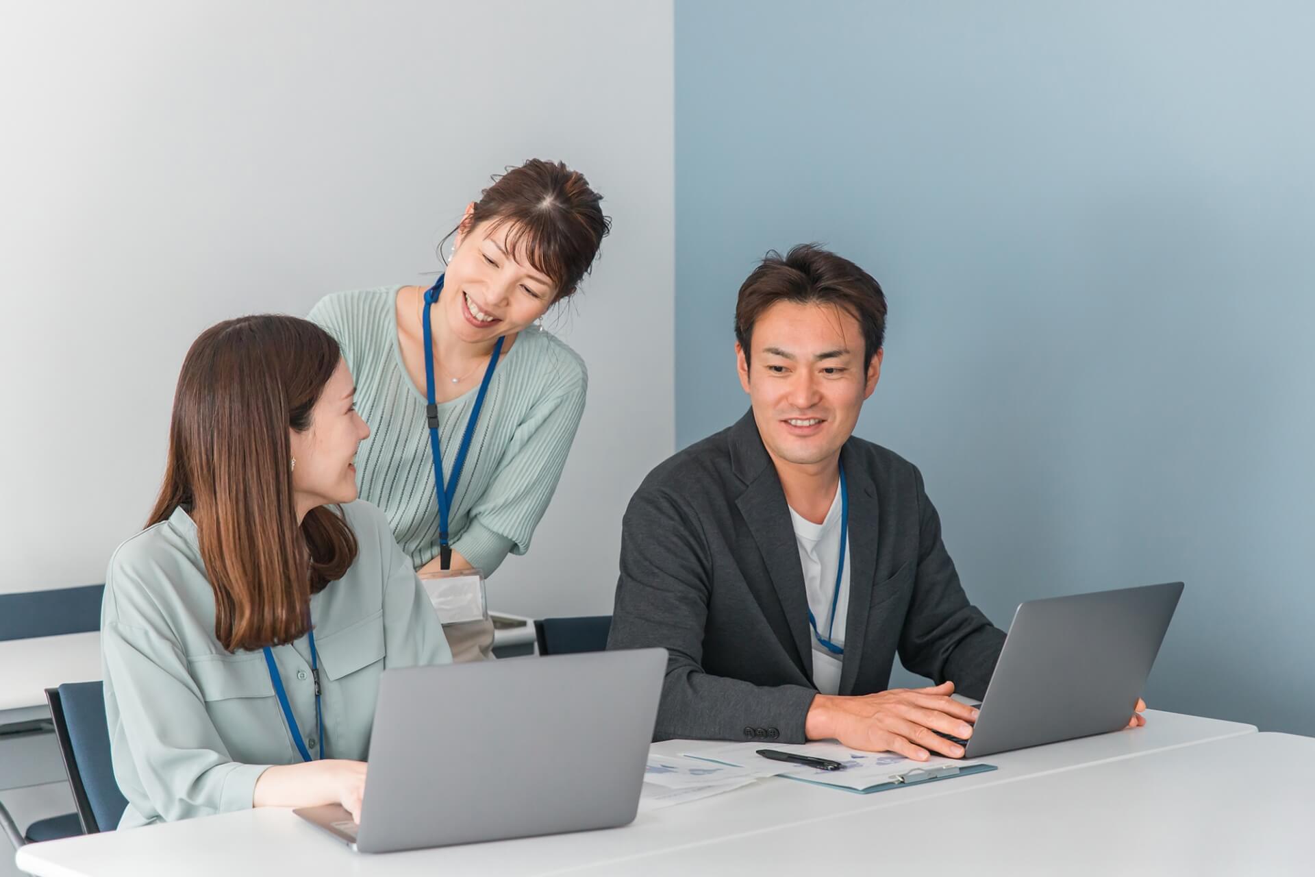 先輩社員から、楽しく研修を受ける新入社員たちの写真