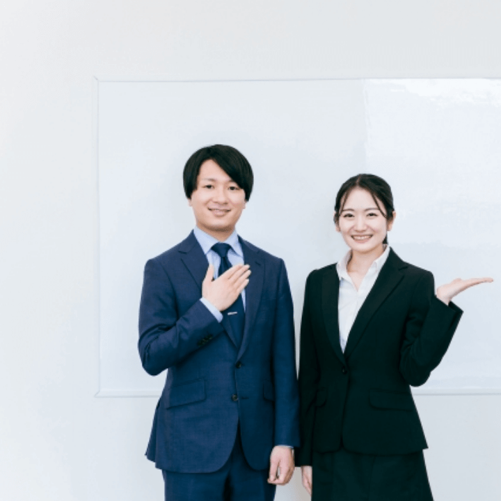 スーツ姿の男性スタッフと女性スタッフの写真