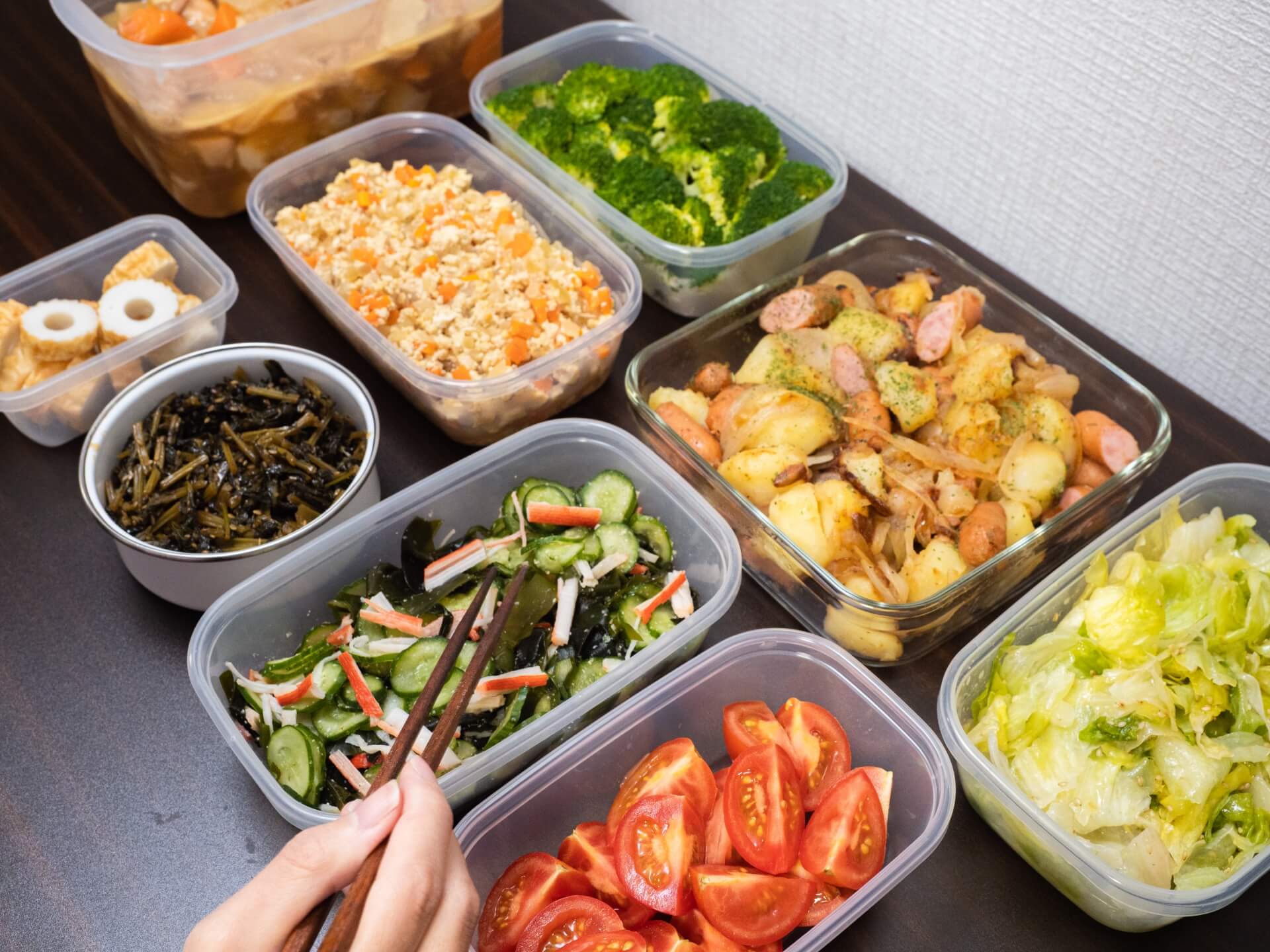 調理されタッパーに詰められた保存食の写真