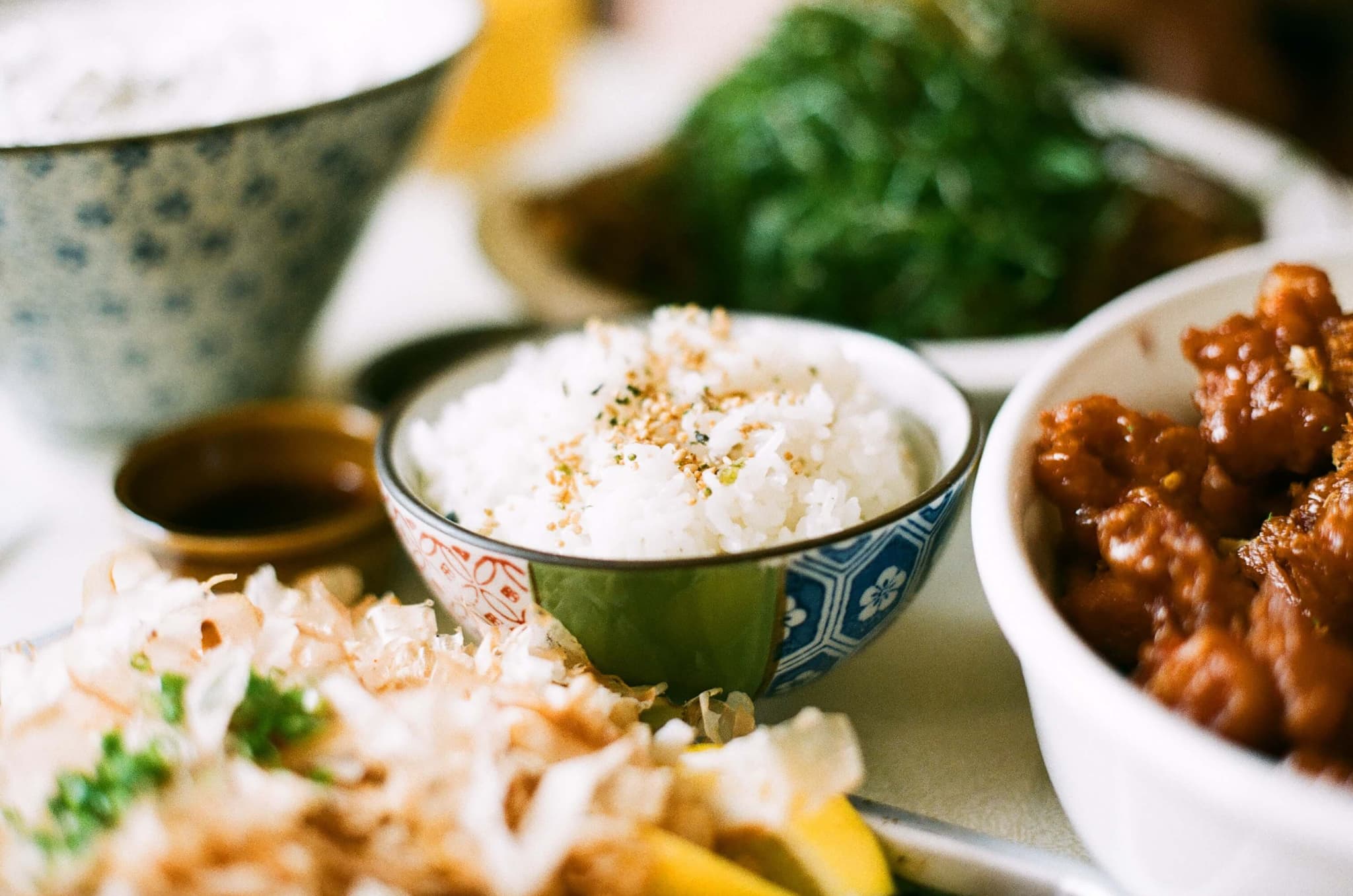 白米に焦点が合った、美味しそうな朝食の写真
