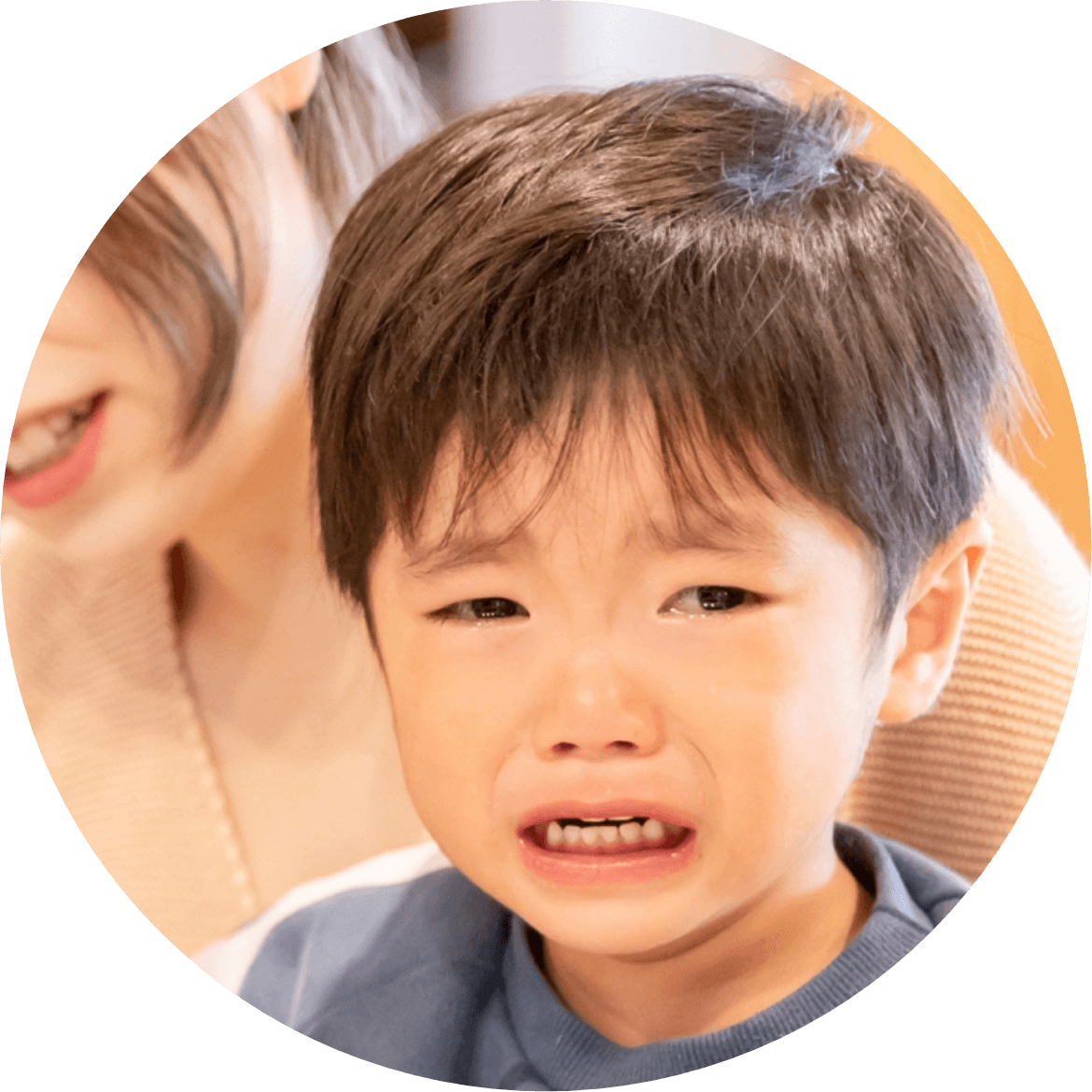 泣いている小さな男の子とお母さんの写真