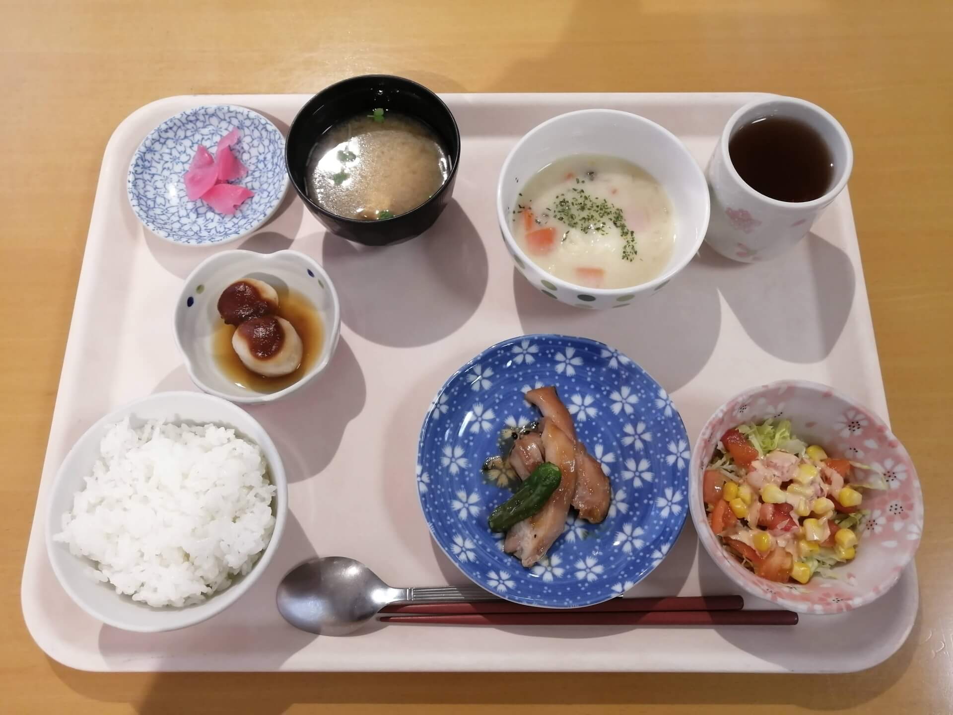 トレイにバランスの取れた食事が載っている、介護食の写真