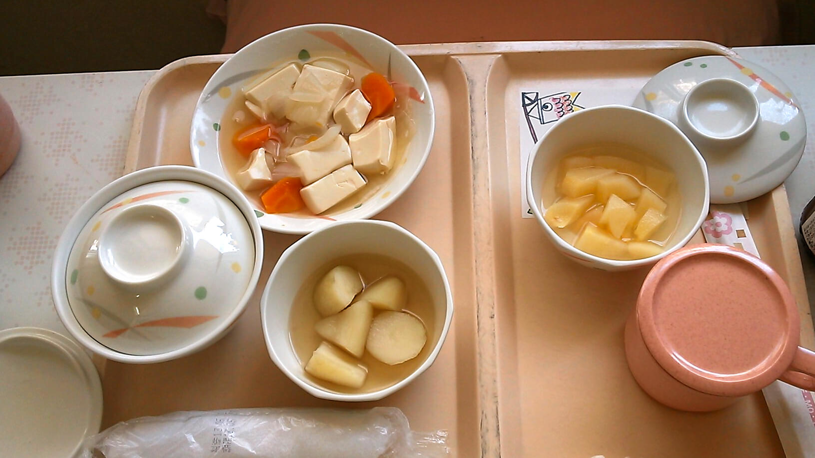 トレイにバランスの取れた食事が載っている、介護食の写真