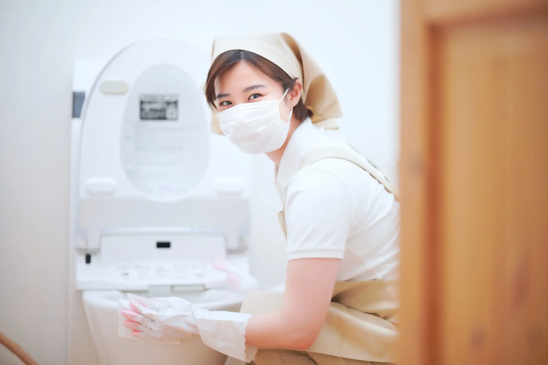 トイレ掃除をする女性家事代行スタッフの写真