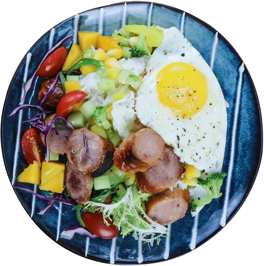 目玉焼きやソーセージ、野菜、ご飯が盛り付けられたお皿を俯瞰し撮影した写真