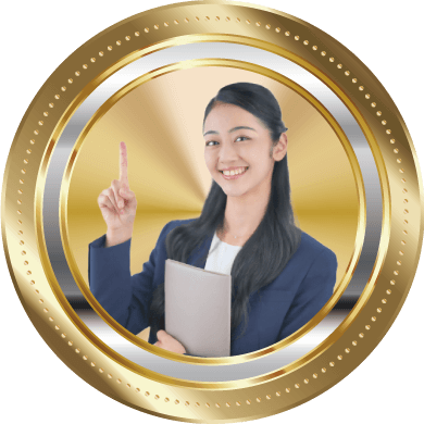 輝く金冠の中で、スーツを着た女性が何かを指差し笑顔でこちらを見つめている写真