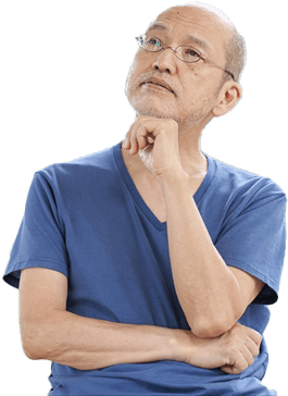 眼鏡をかけたご高齢の男性が、腕を組み、首を傾げ、片腕を顎につけて困っている様子の写真