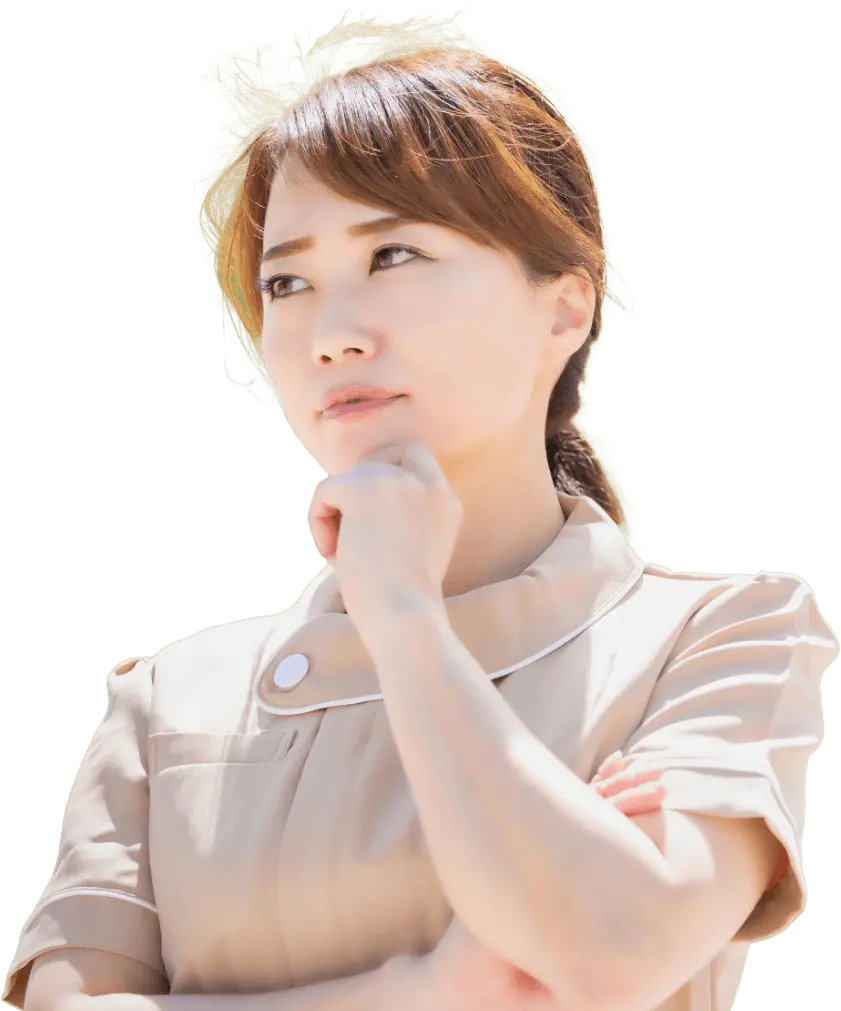 手で顎を支え、何かを考え込んでいる女性介護従事者の写真